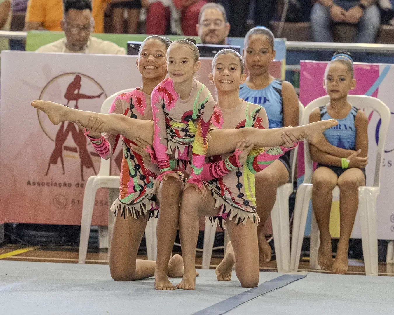 Ginastas reunidas em pose de conjunto
