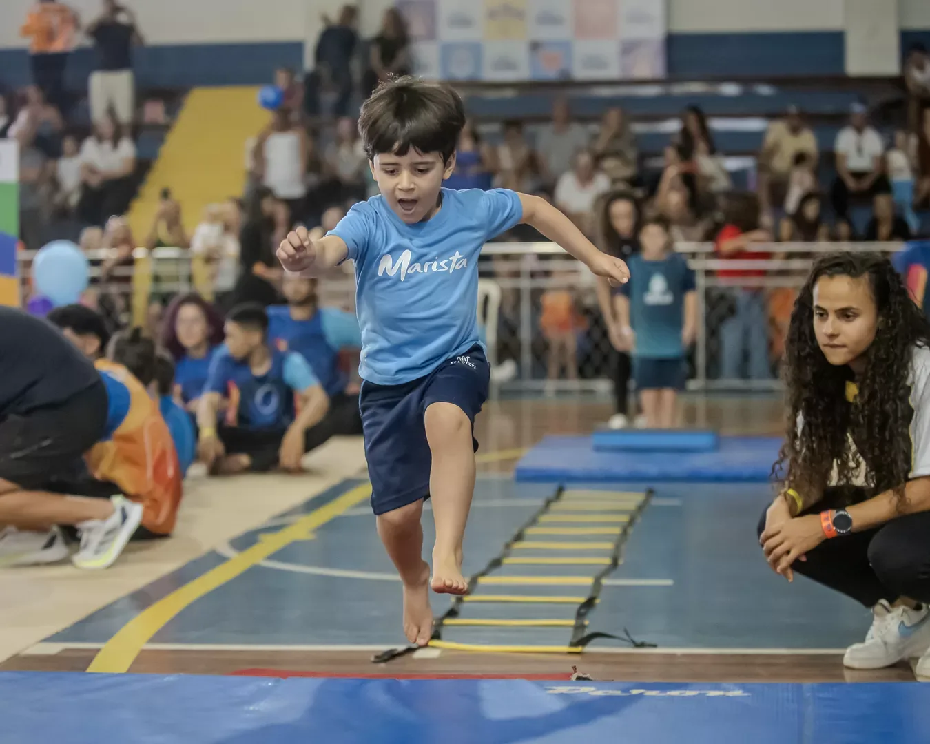 Criança no circuito de agilidade do parkour