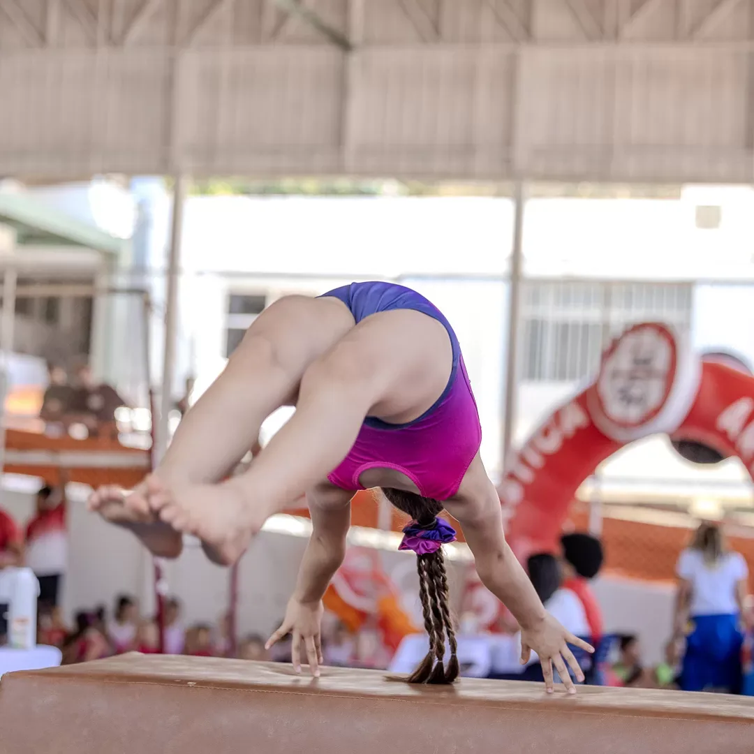 Ginasta em rotação durante o salto