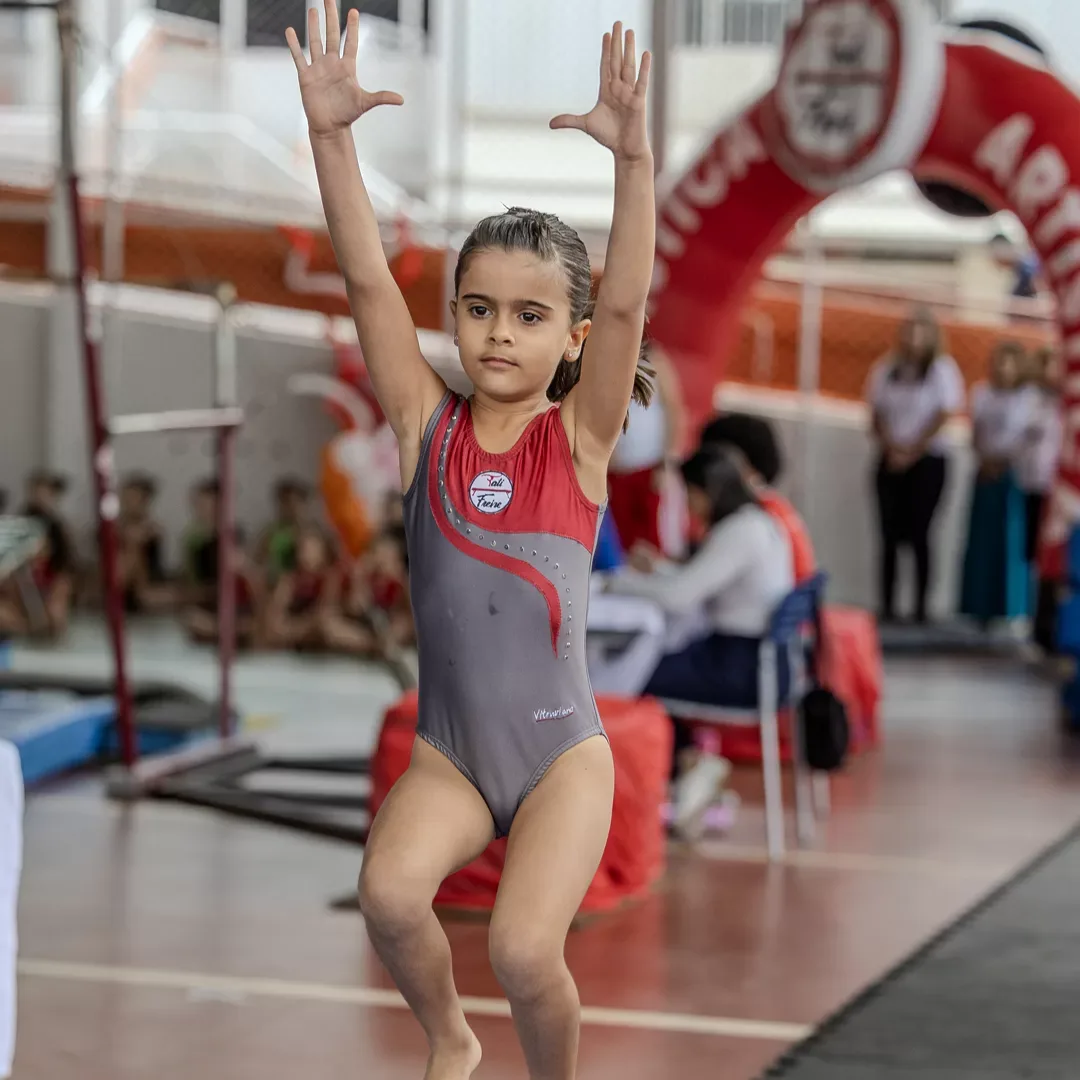 Ginasta finaliza a série com os braços ao alto
