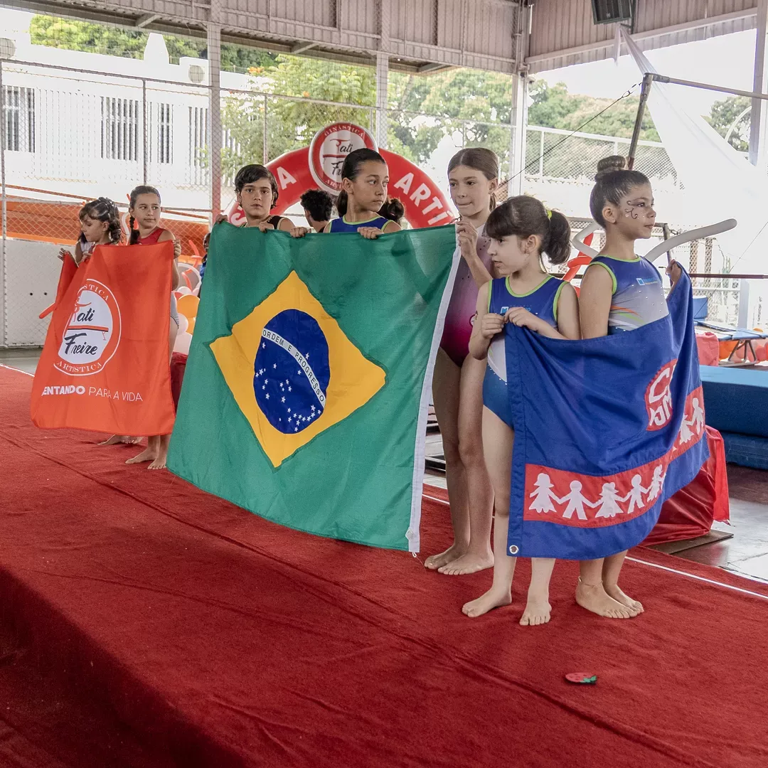 Cerimônia de abertura do torneio com a bandeira do Brasil