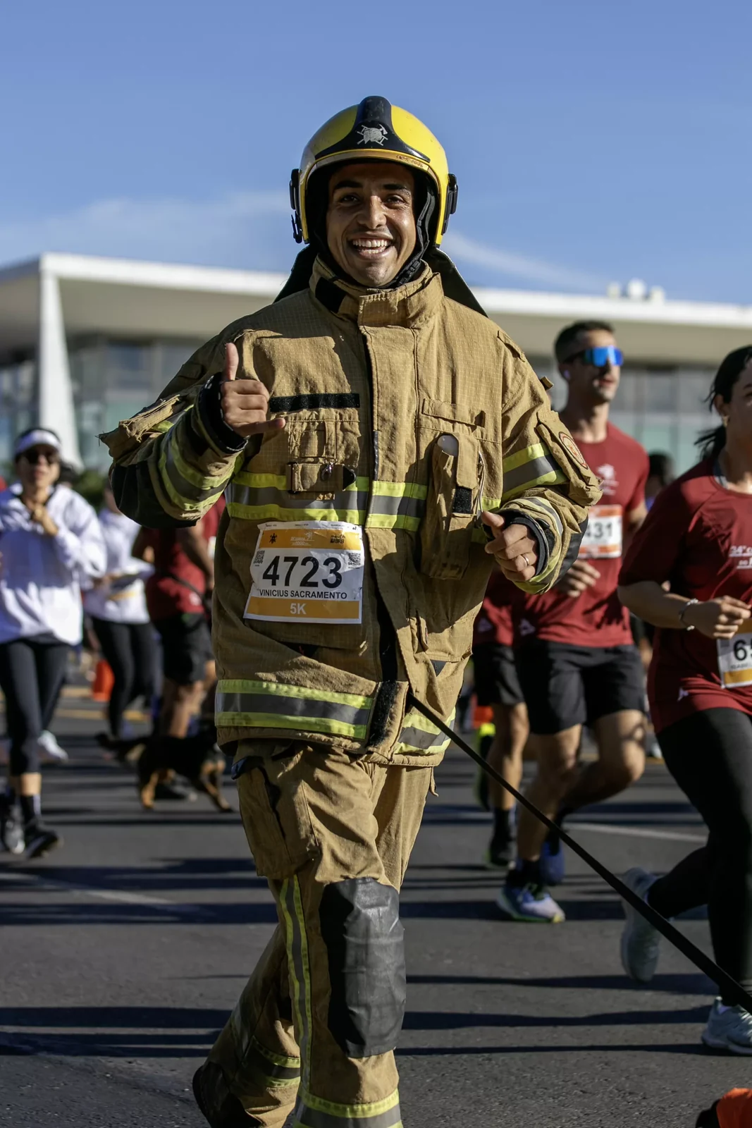 Bombeiro corre o percurso com o equipamento de combate