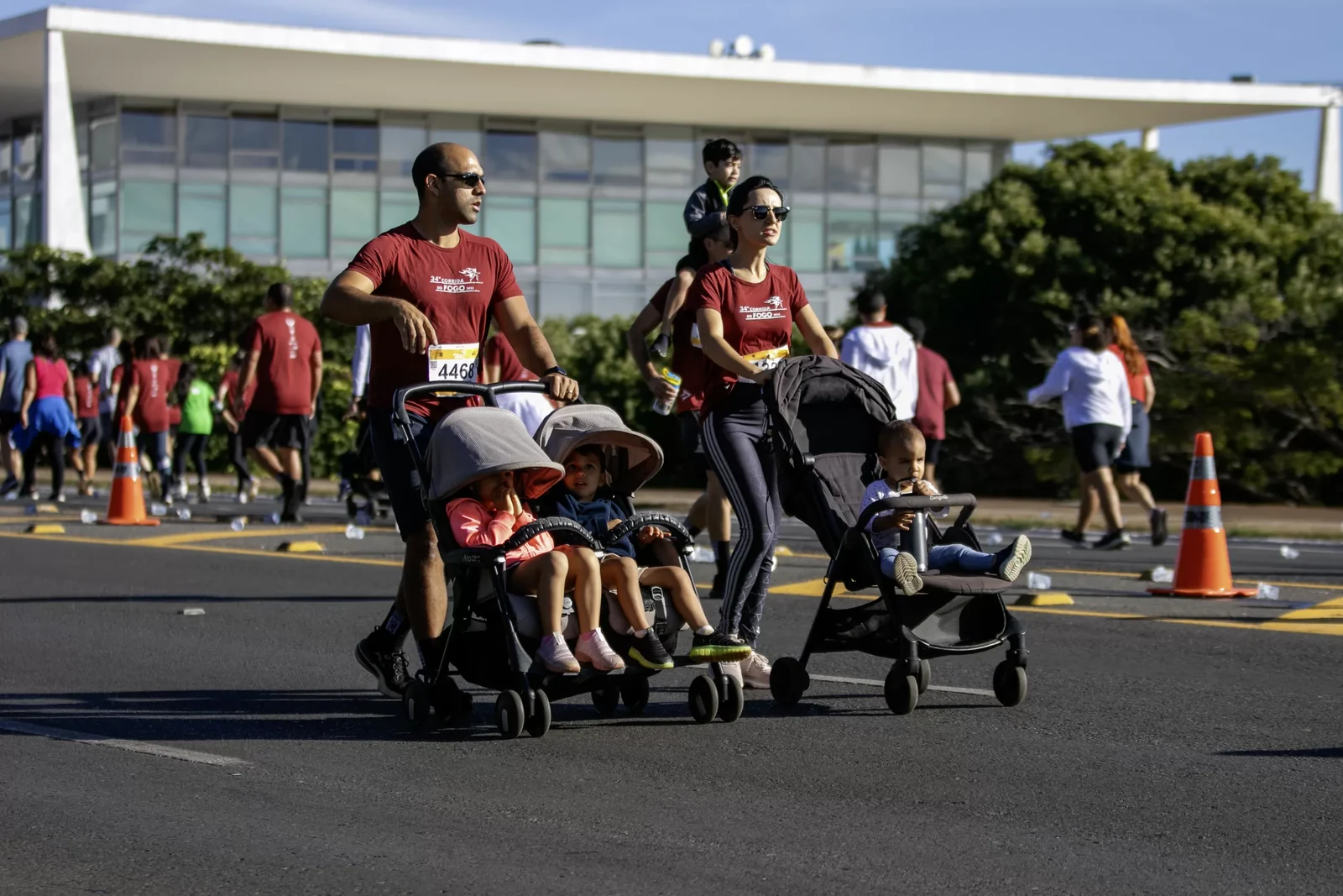 Corredores com carrinhos de bebê no percurso