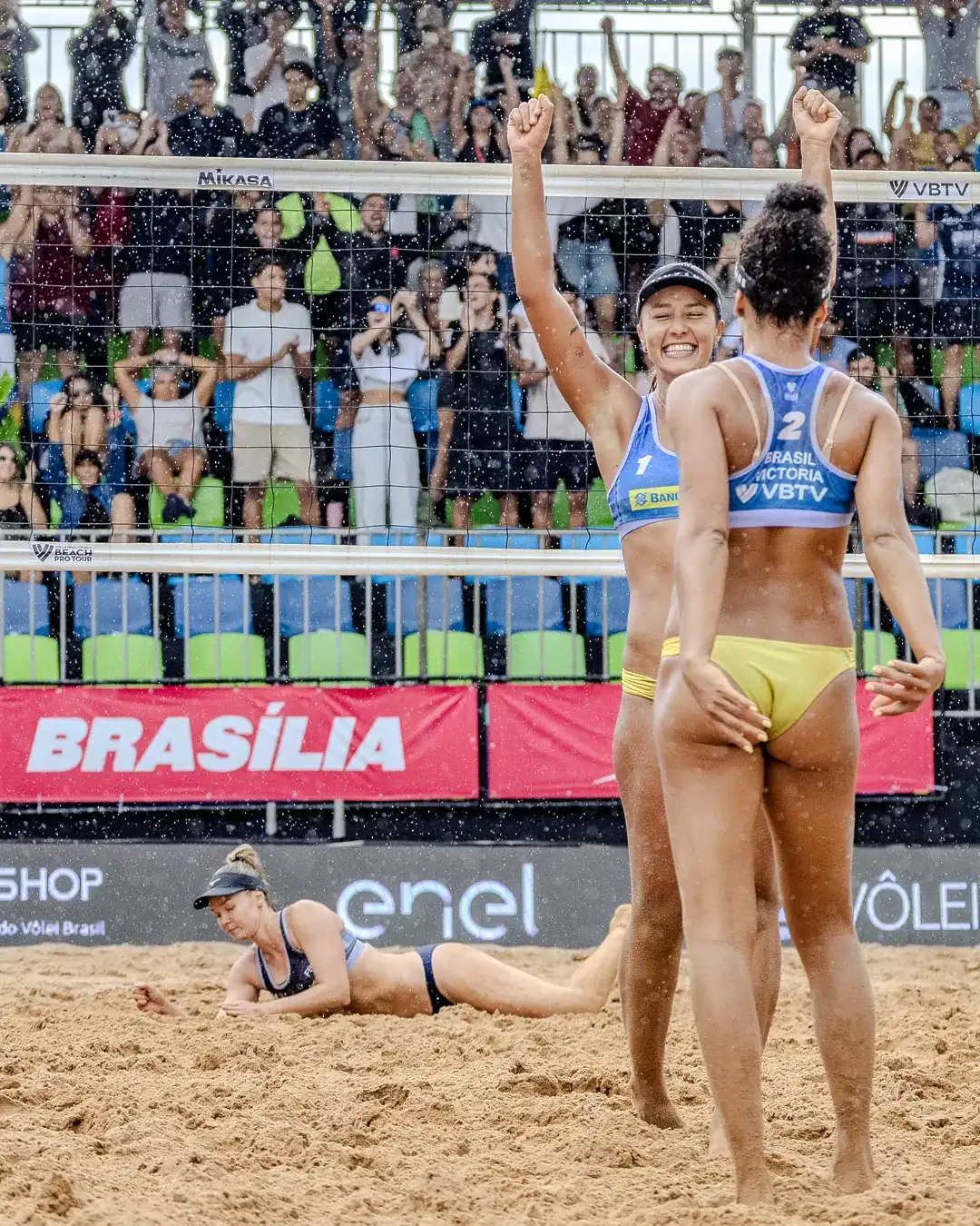 Atletas comemoram o ponto conquistado