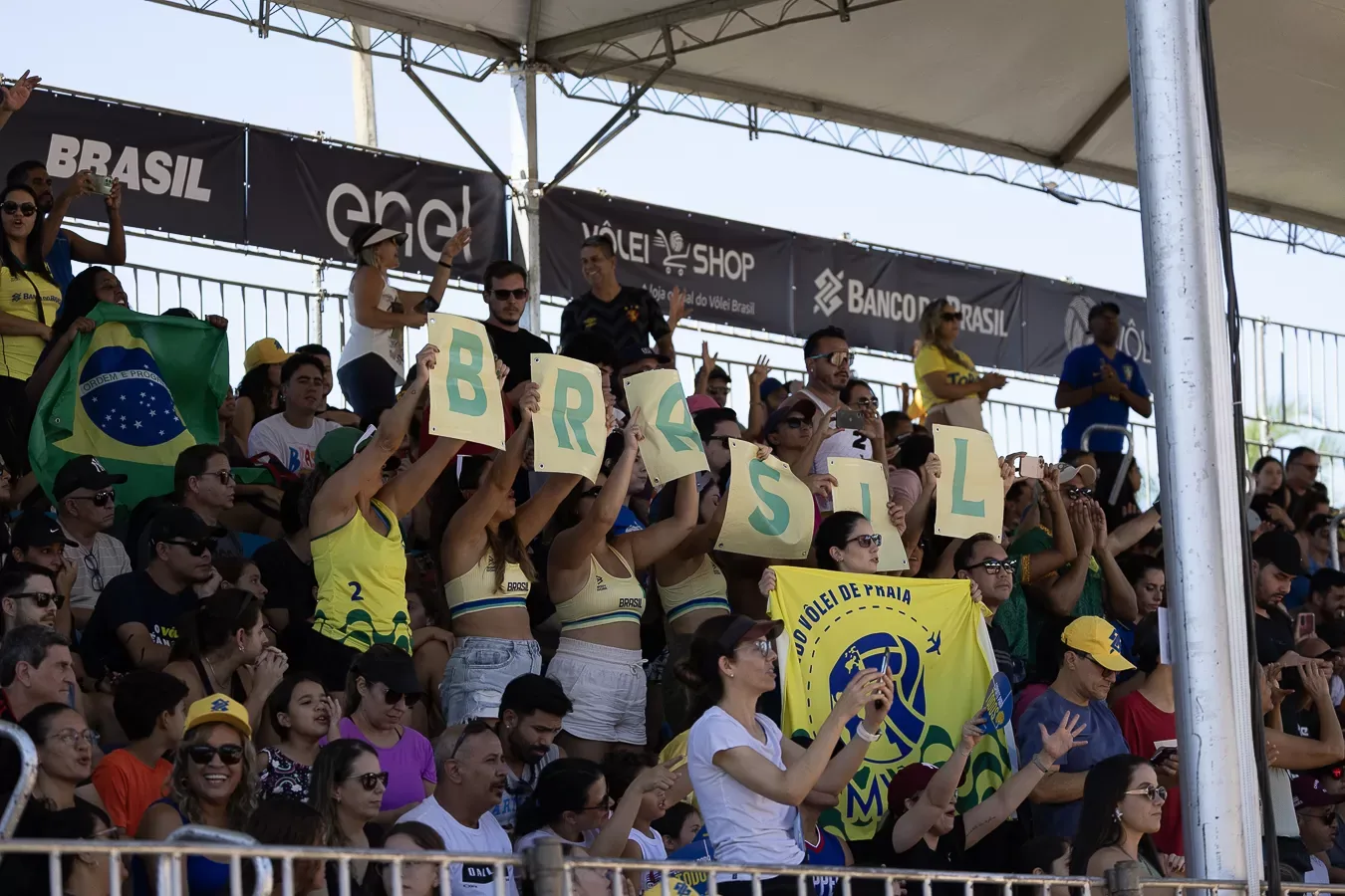 Torcida brasileira com cartazes na arquibancada