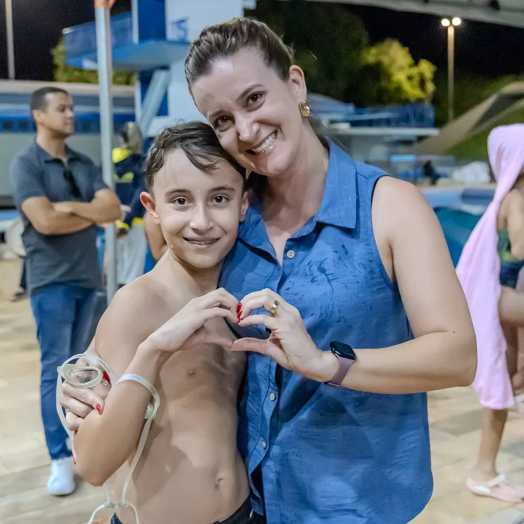 Mãe e filho comemoram depois da prova