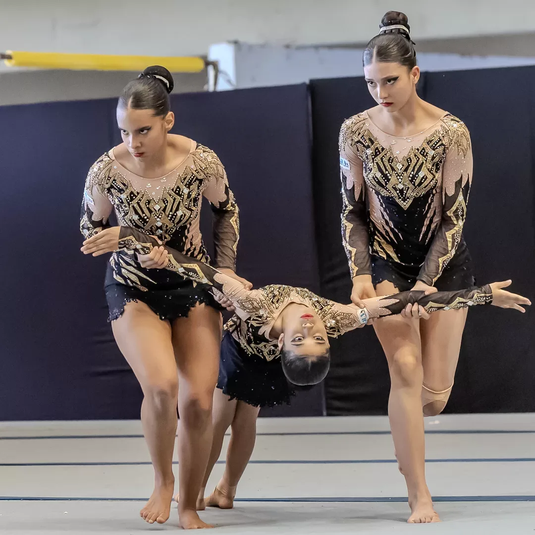Trio em pose com a volante sustentada pelas duas bases
