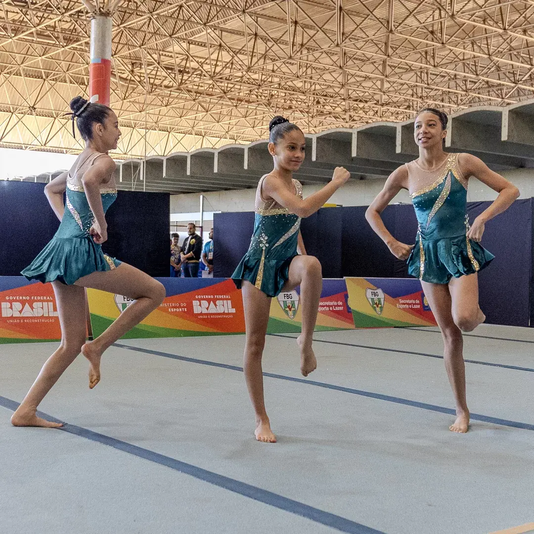 Trio em pose sincronizada de pé