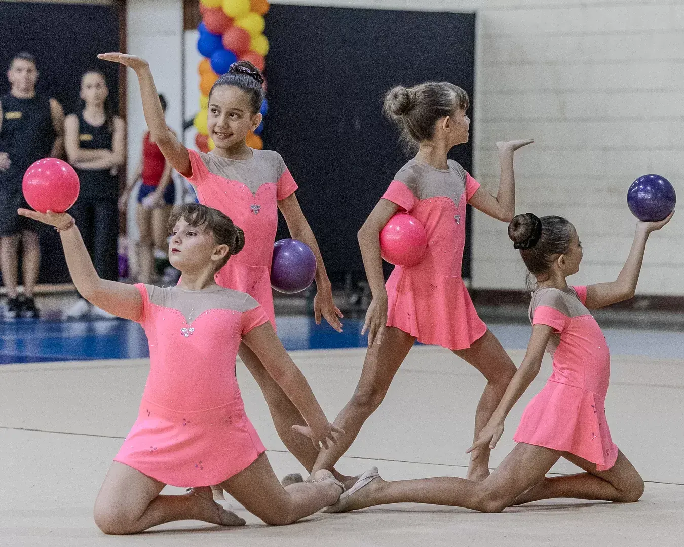 Conjunto em pose baixa com as bolas em mãos