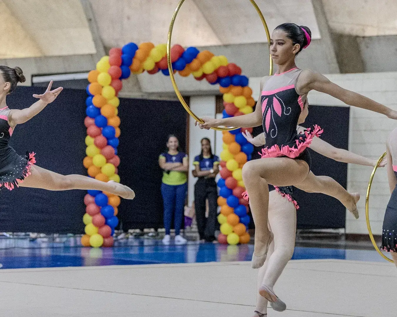 Ginastas em equilíbrio segurando o arco durante a série