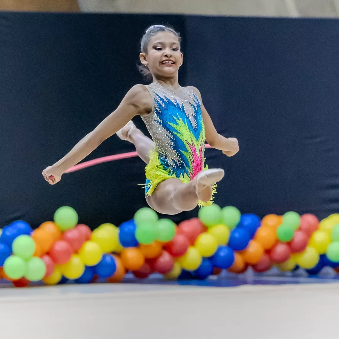 Ginasta em salto com o arco durante a série