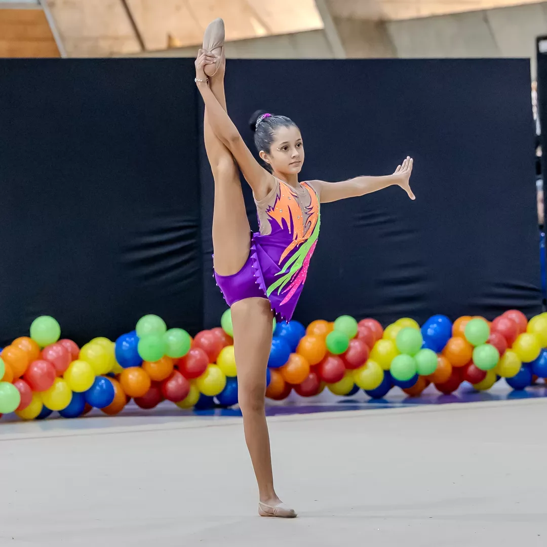 Ginasta em equilíbrio com a perna na vertical