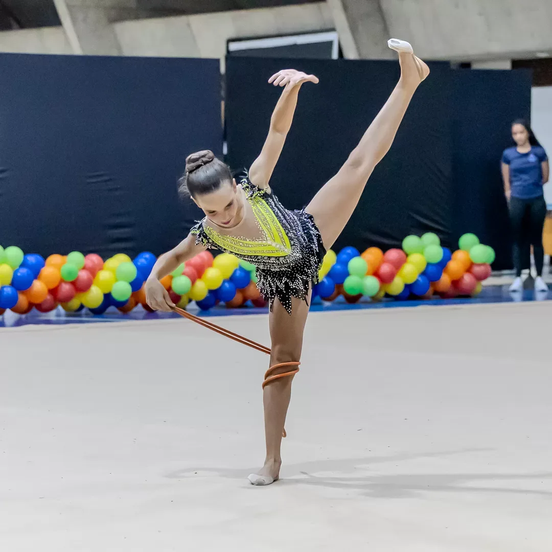Ginasta em elemento com a fita