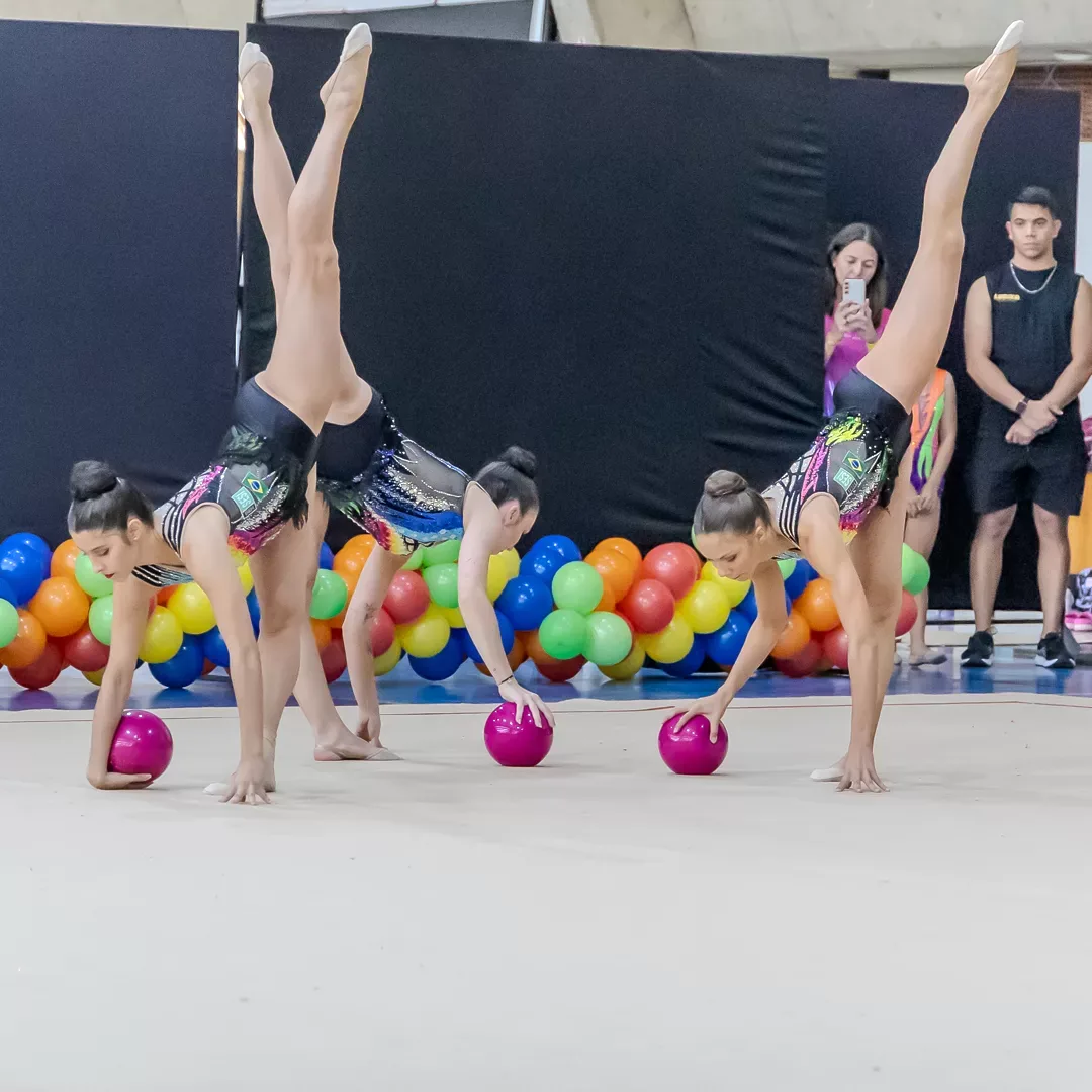 Conjunto de ginastas em pose com as bolas