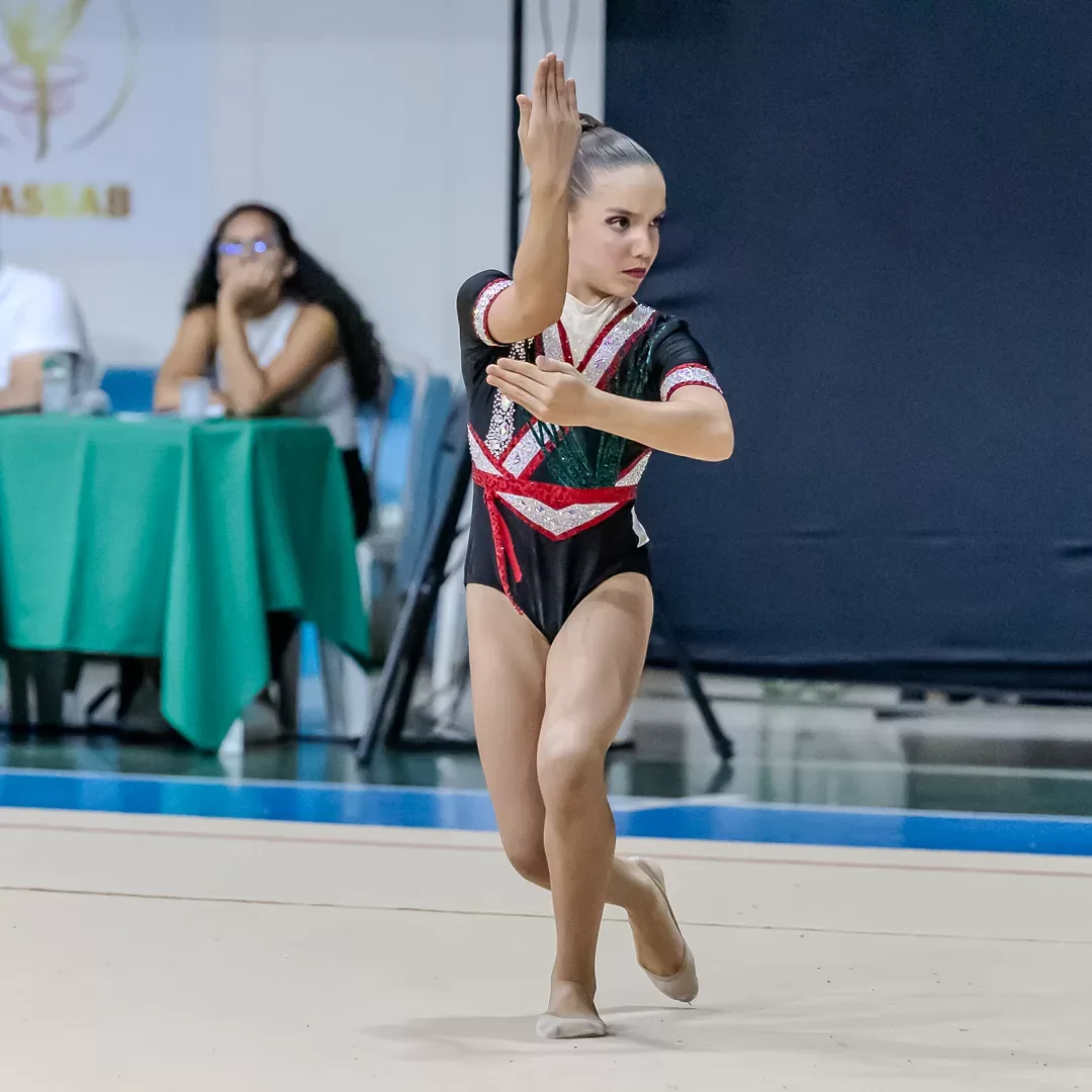 Ginasta em movimento durante a apresentação