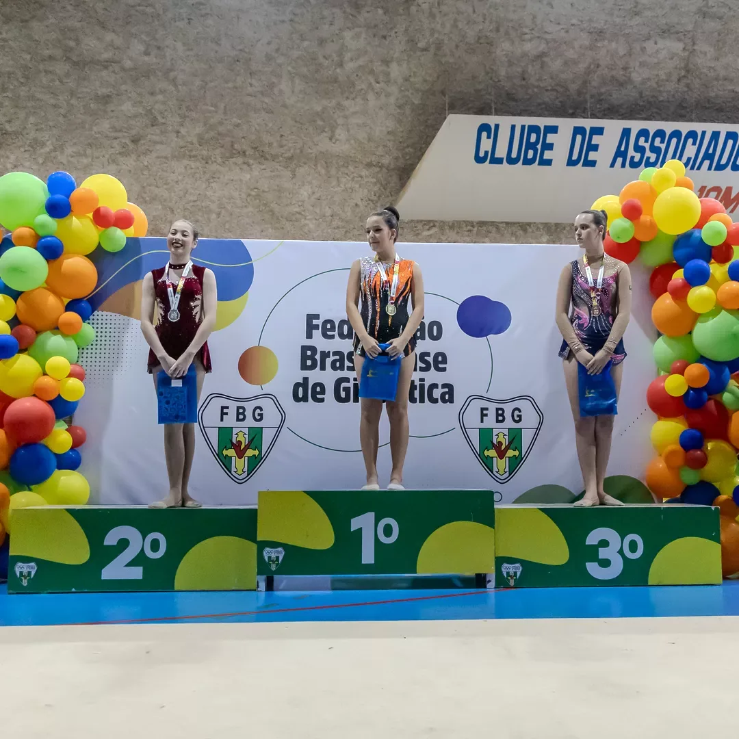 Pódio da Federação Brasiliense de Ginástica com as três primeiras colocadas