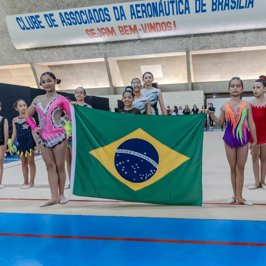 Cerimônia de abertura com a bandeira do Brasil na CASSAB