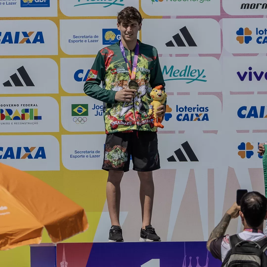 Atleta com a medalha no pódio dos Jogos da Juventude