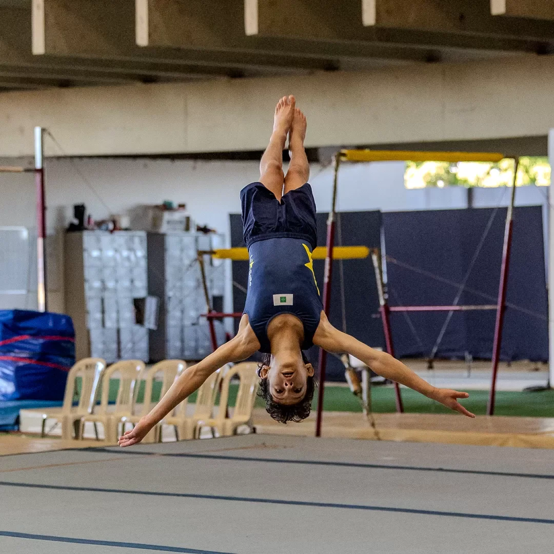 Elemento acrobático na série de solo