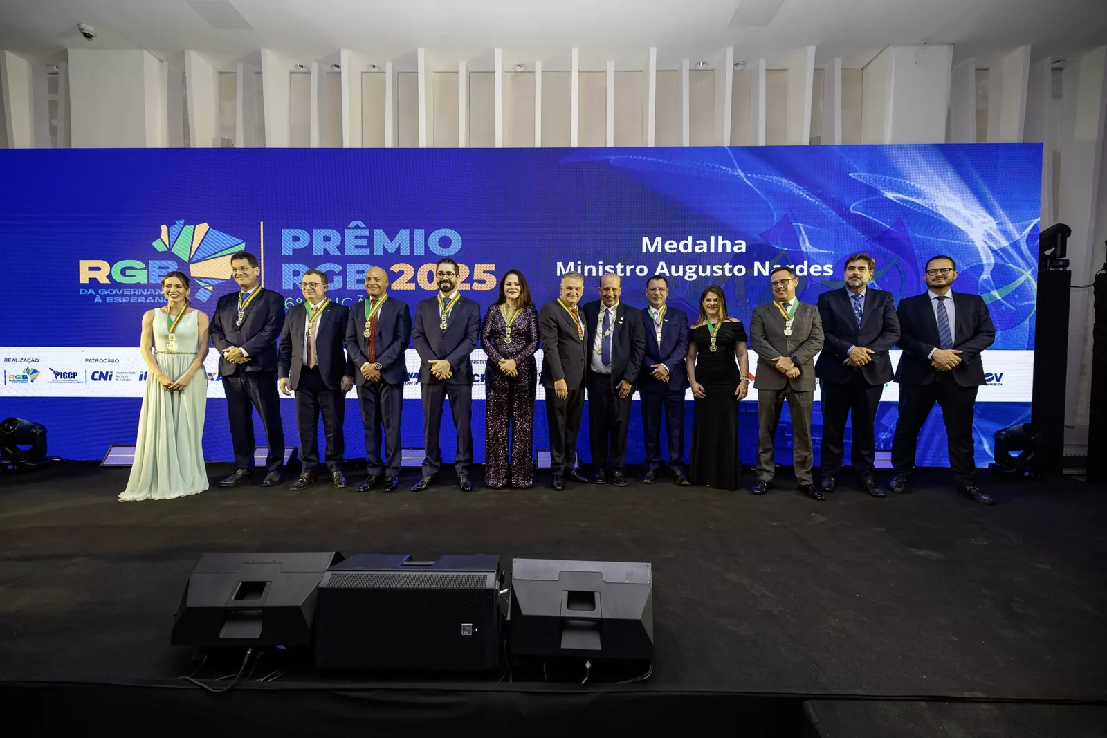 Grupo de homenageados no palco durante a entrega da Medalha Ministro Augusto Nardes