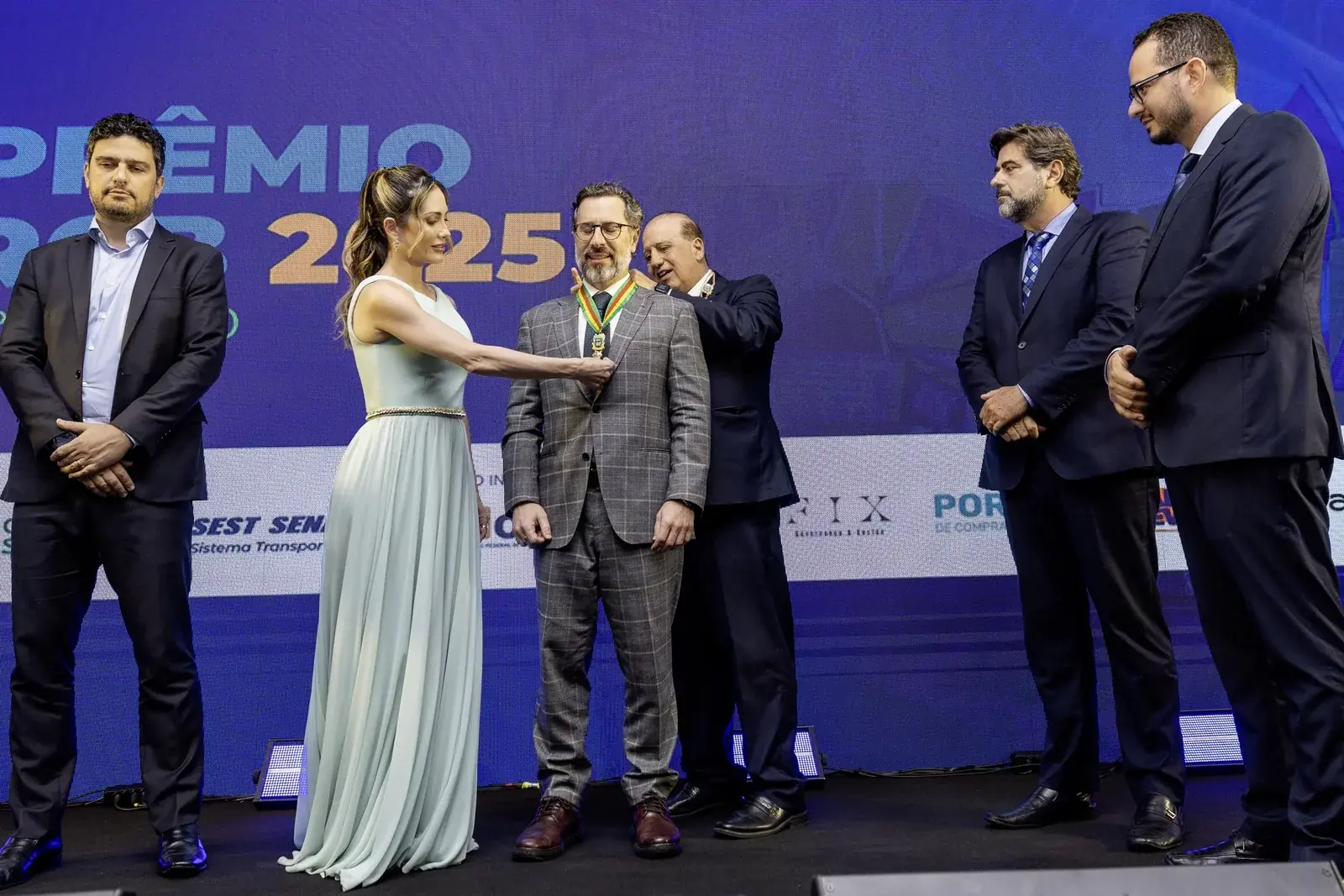 Entrega de honraria no palco do prêmio