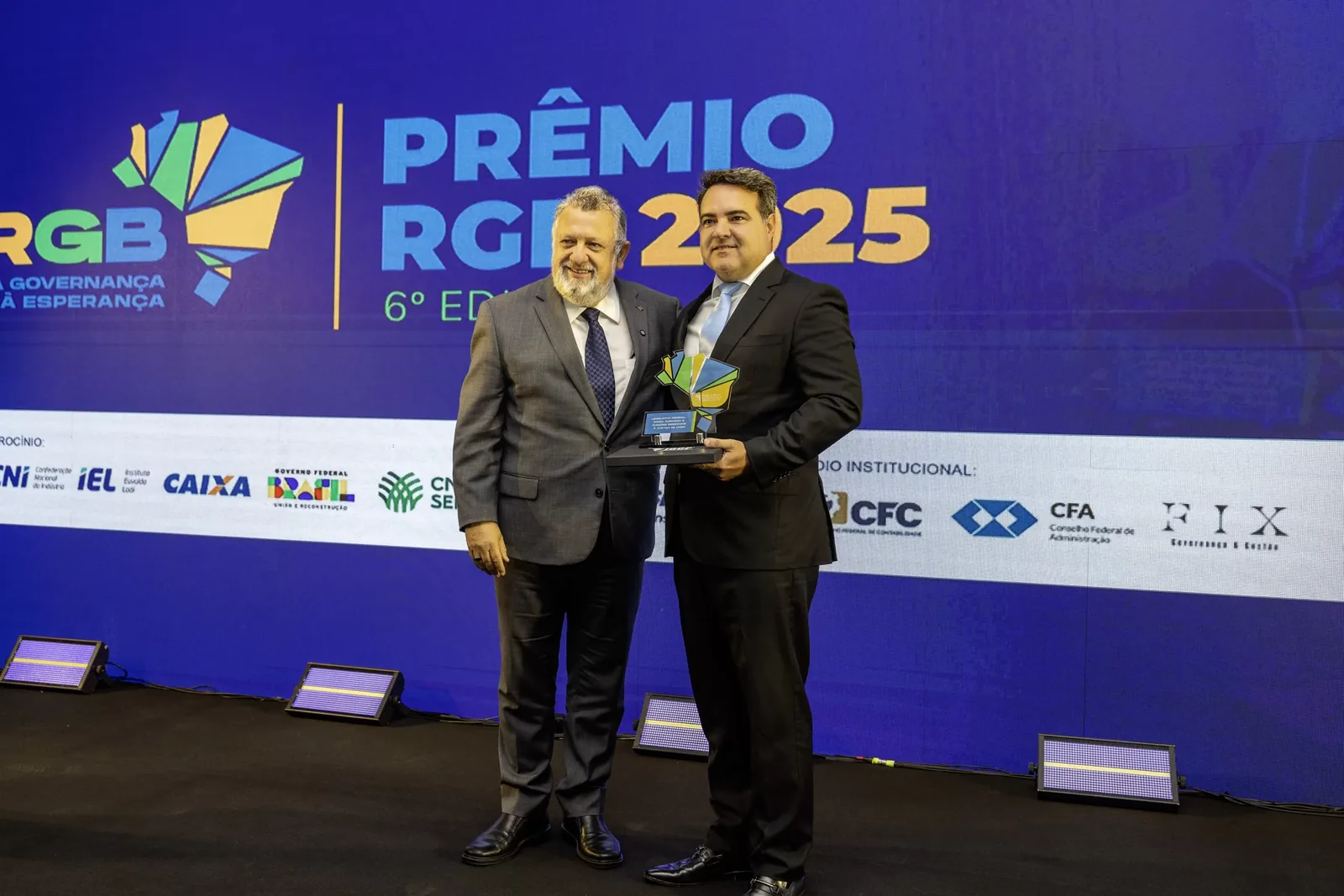 Entrega de troféu no palco do 6º Prêmio RGB