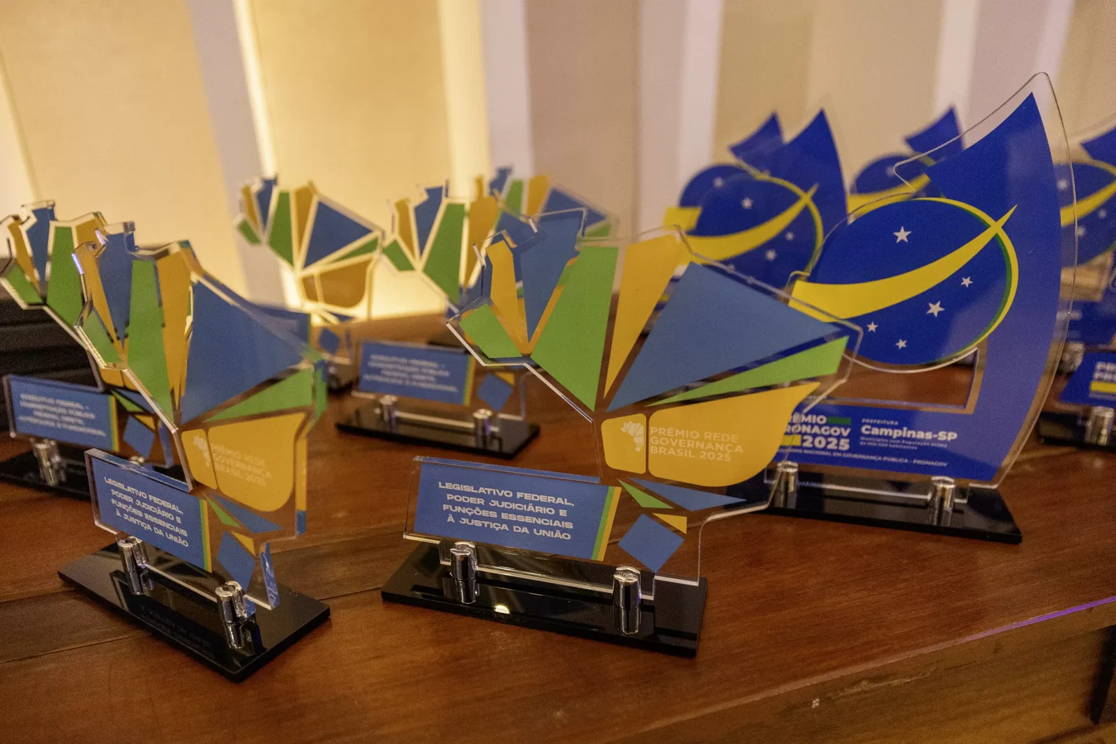 Troféus do 6º Prêmio RGB alinhados sobre a mesa