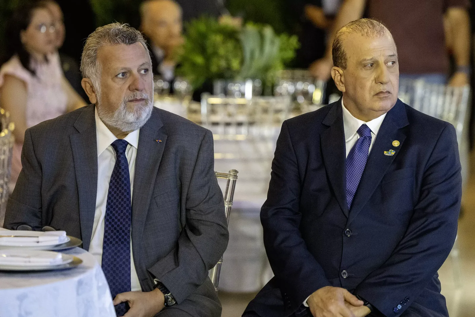 Convidados sentados à mesa durante o jantar do prêmio