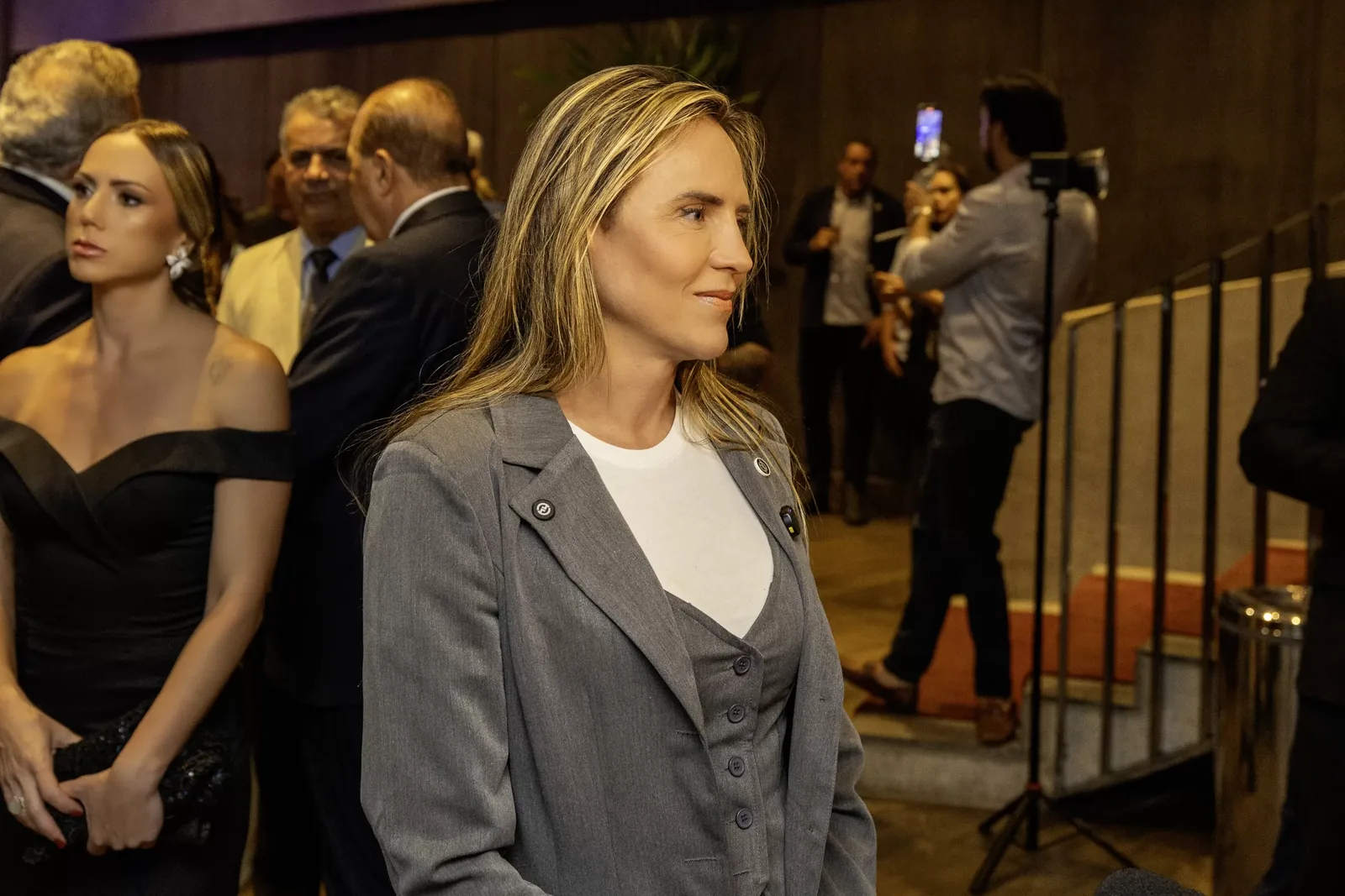 Convidada no salão do evento durante a recepção