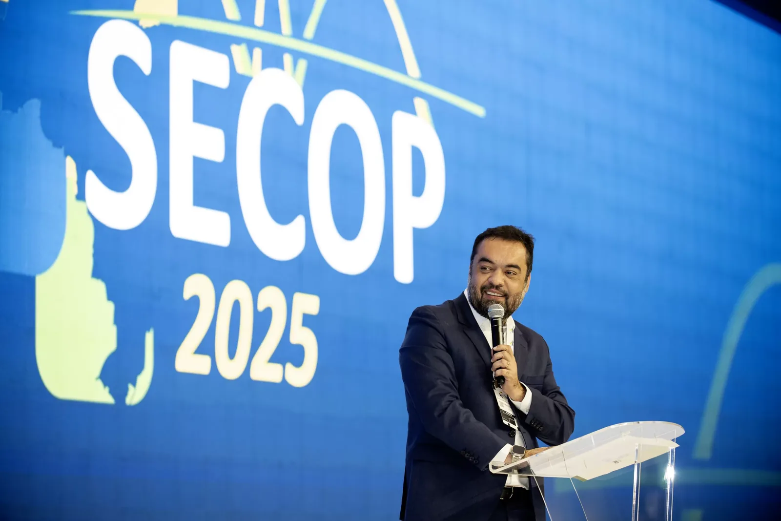 Autoridade discursando no palco do SECOP 2025