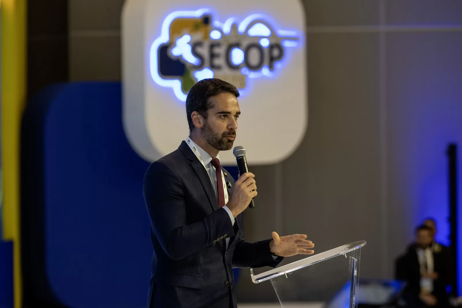 Autoridade discursa no palco durante o encontro