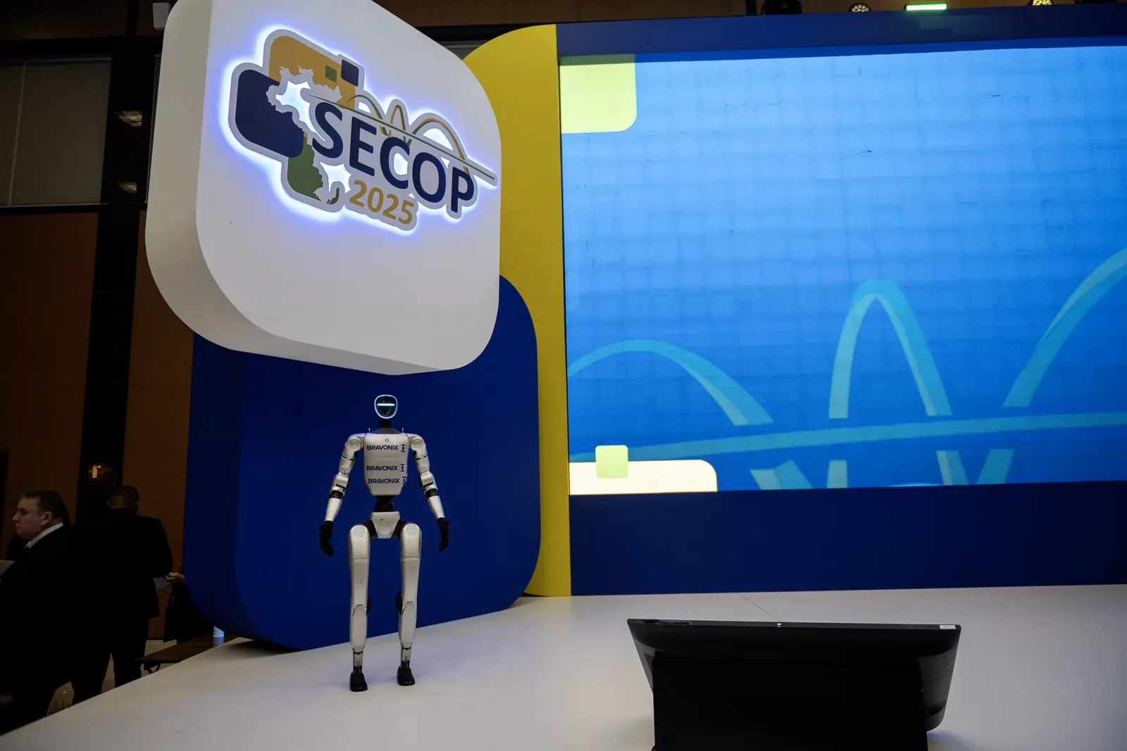 Robô humanoide em exposição no palco do evento