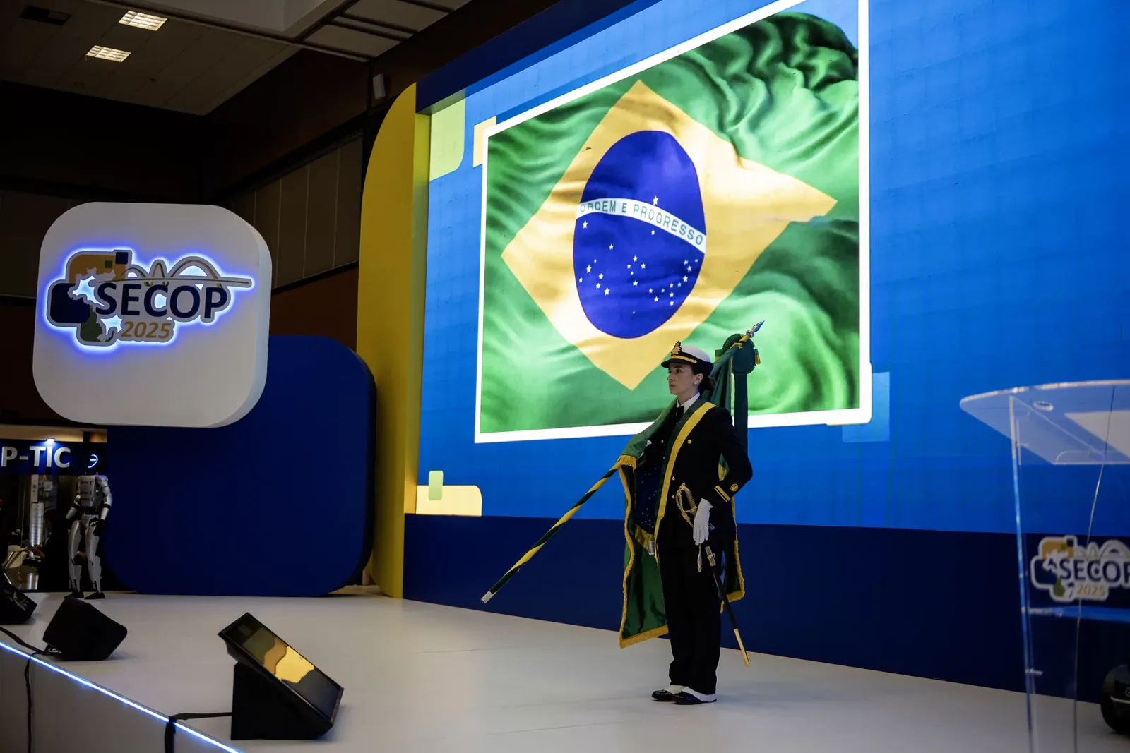 Palco com a bandeira do Brasil durante a cerimônia