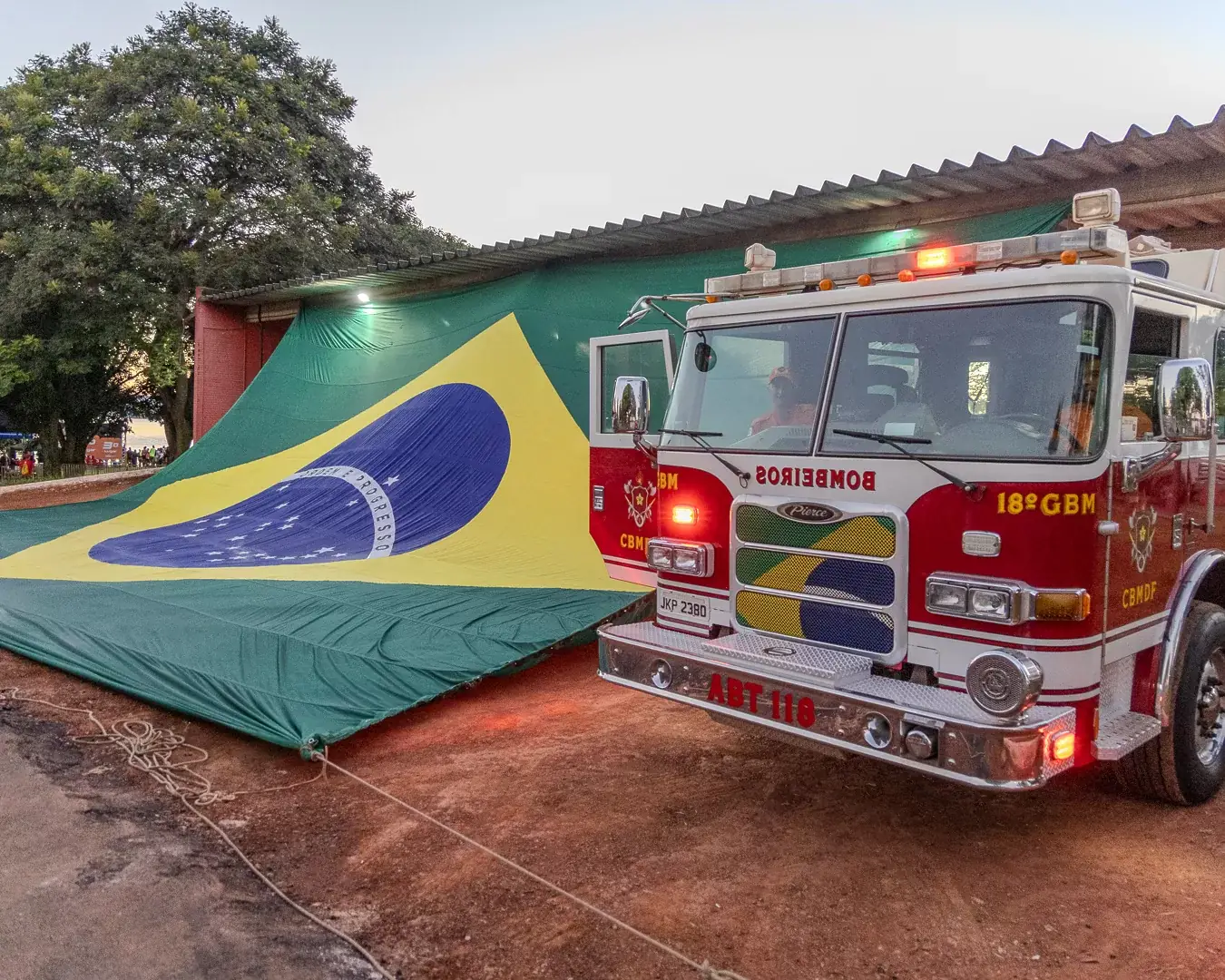 Viatura do corpo de bombeiros com a bandeira do Brasil na área de prova