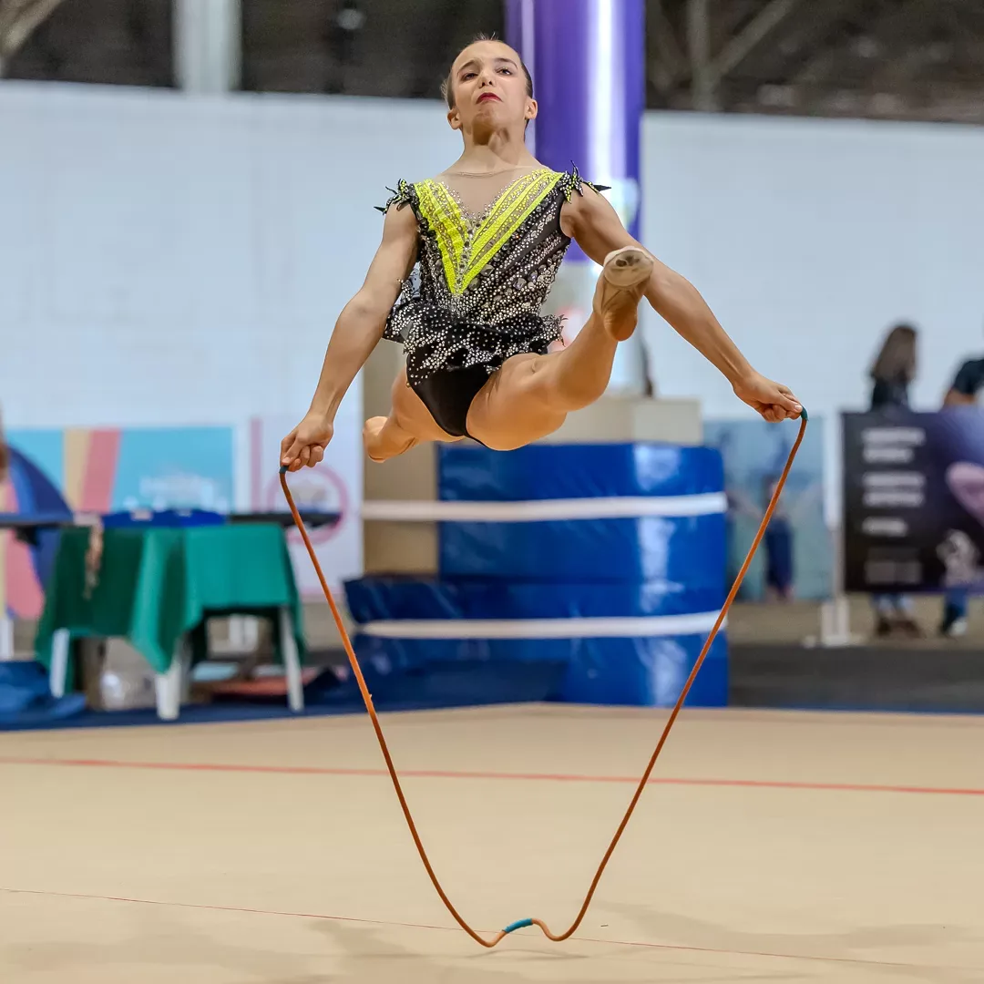 Ginasta em salto com a corda