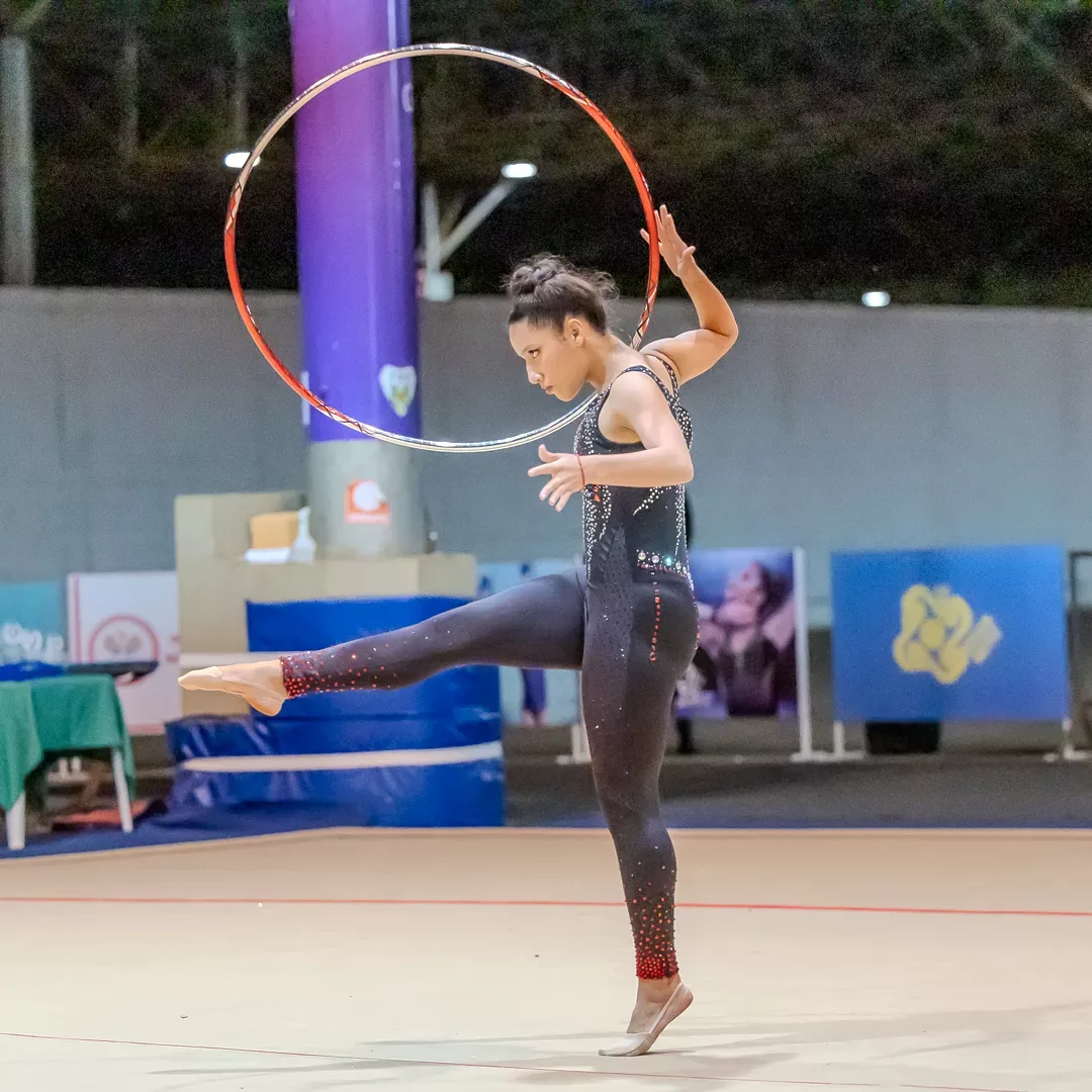 Ginasta em equilíbrio com o arco erguido