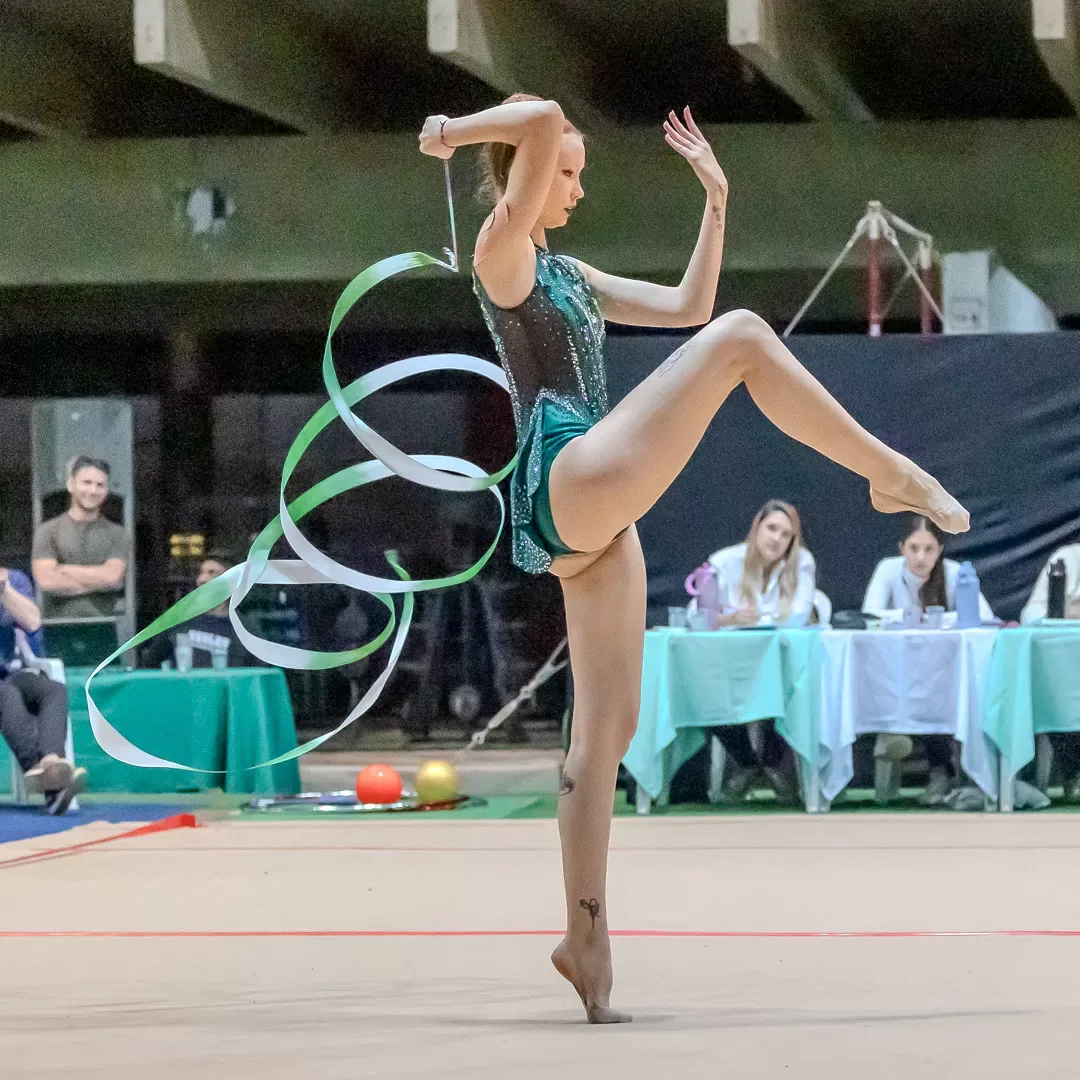 Ginasta desenha espirais com a fita