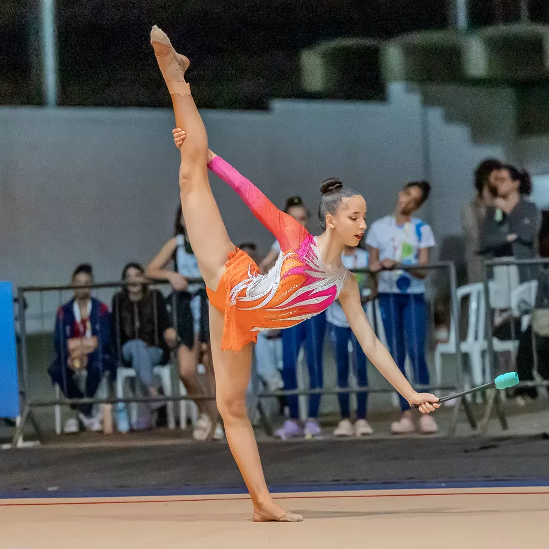 Ginasta em equilíbrio com a perna na vertical