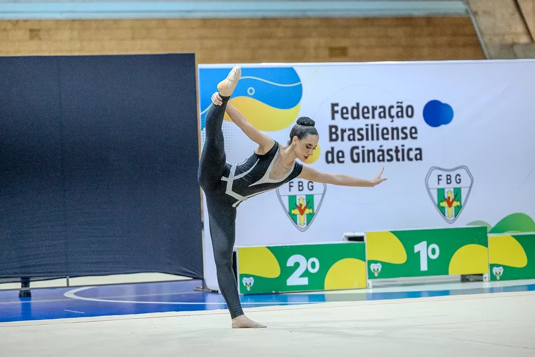 Ginasta em equilíbrio com a perna na vertical