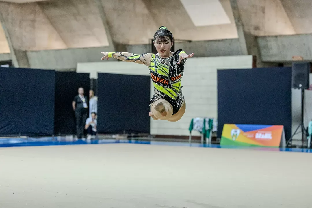 Ginasta em salto com o arco