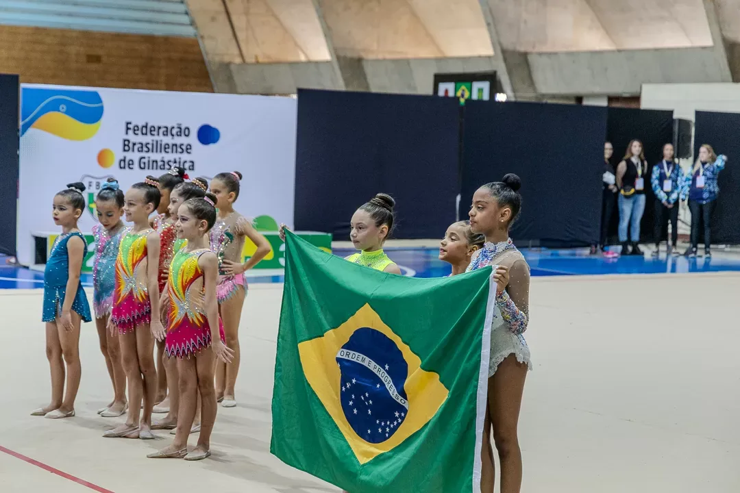 Cerimônia de abertura com a bandeira do Brasil