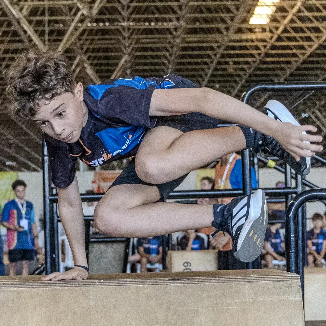 Atleta atravessando o módulo com o corpo esticado