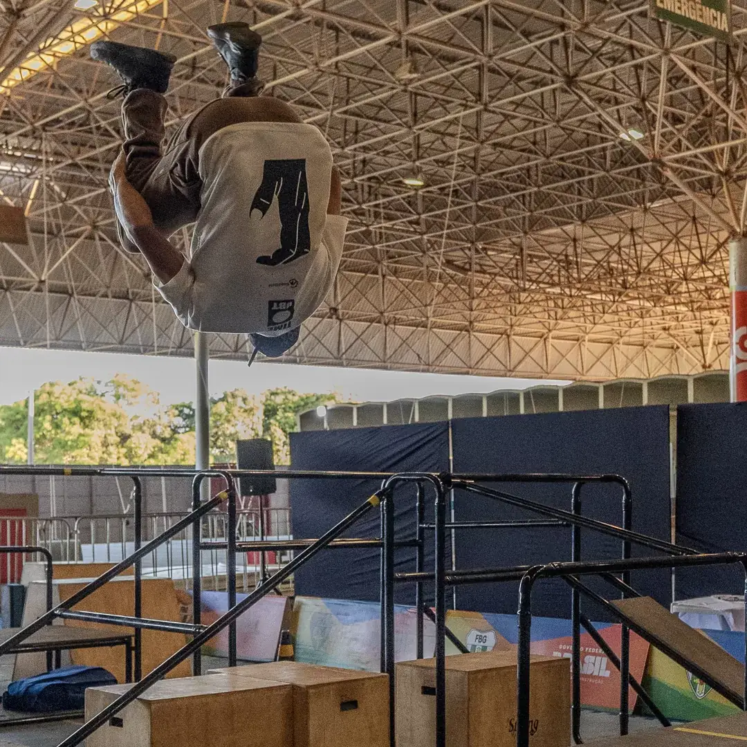 Atleta em giro aéreo durante o percurso