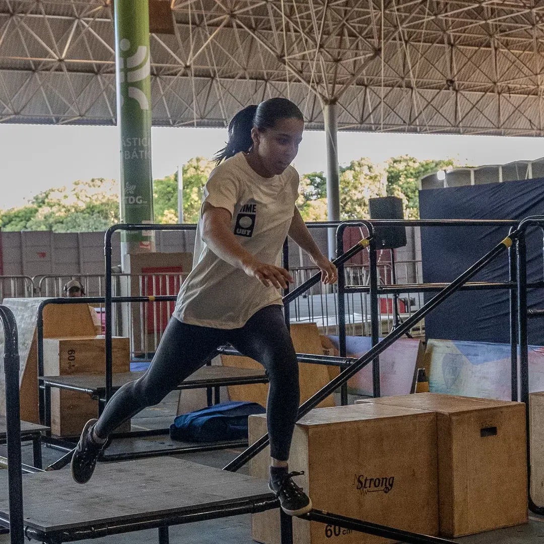Atleta aterrissando no módulo durante o percurso