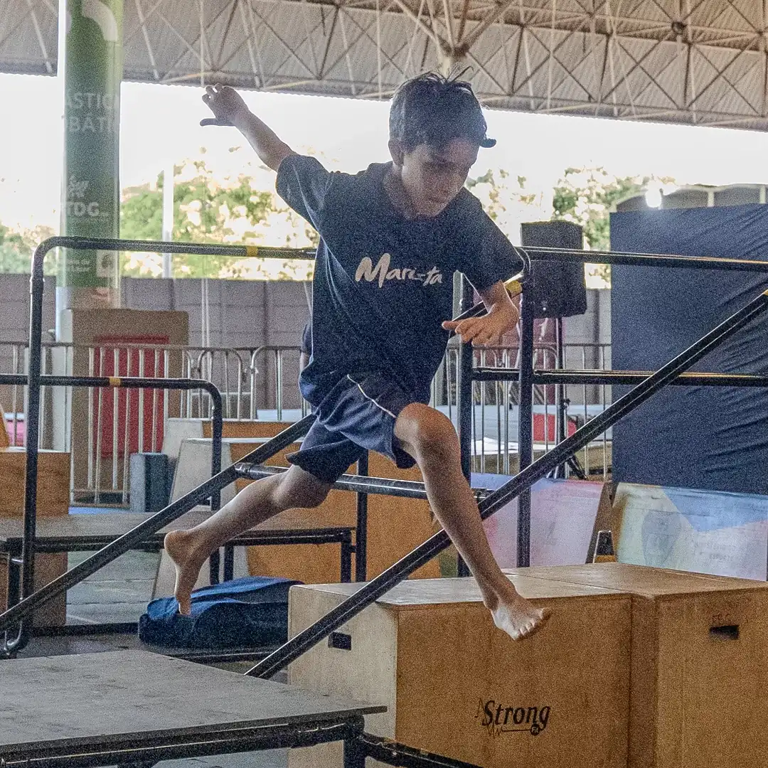 Atleta em deslocamento entre os módulos do percurso