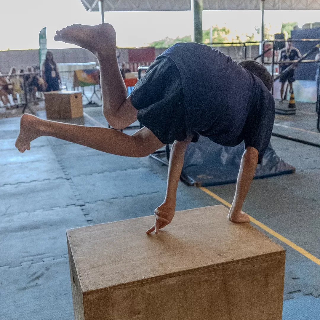 Atleta em apoio de mãos sobre o caixote