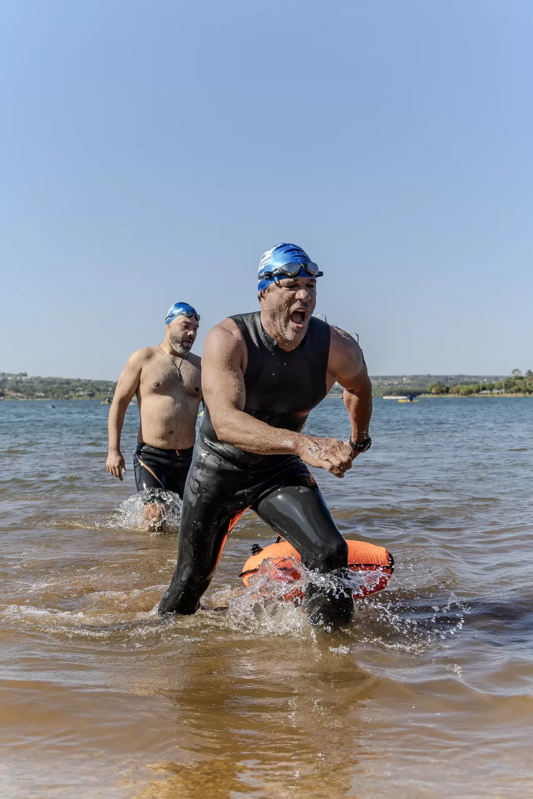 Dois atletas saindo da água ao mesmo tempo