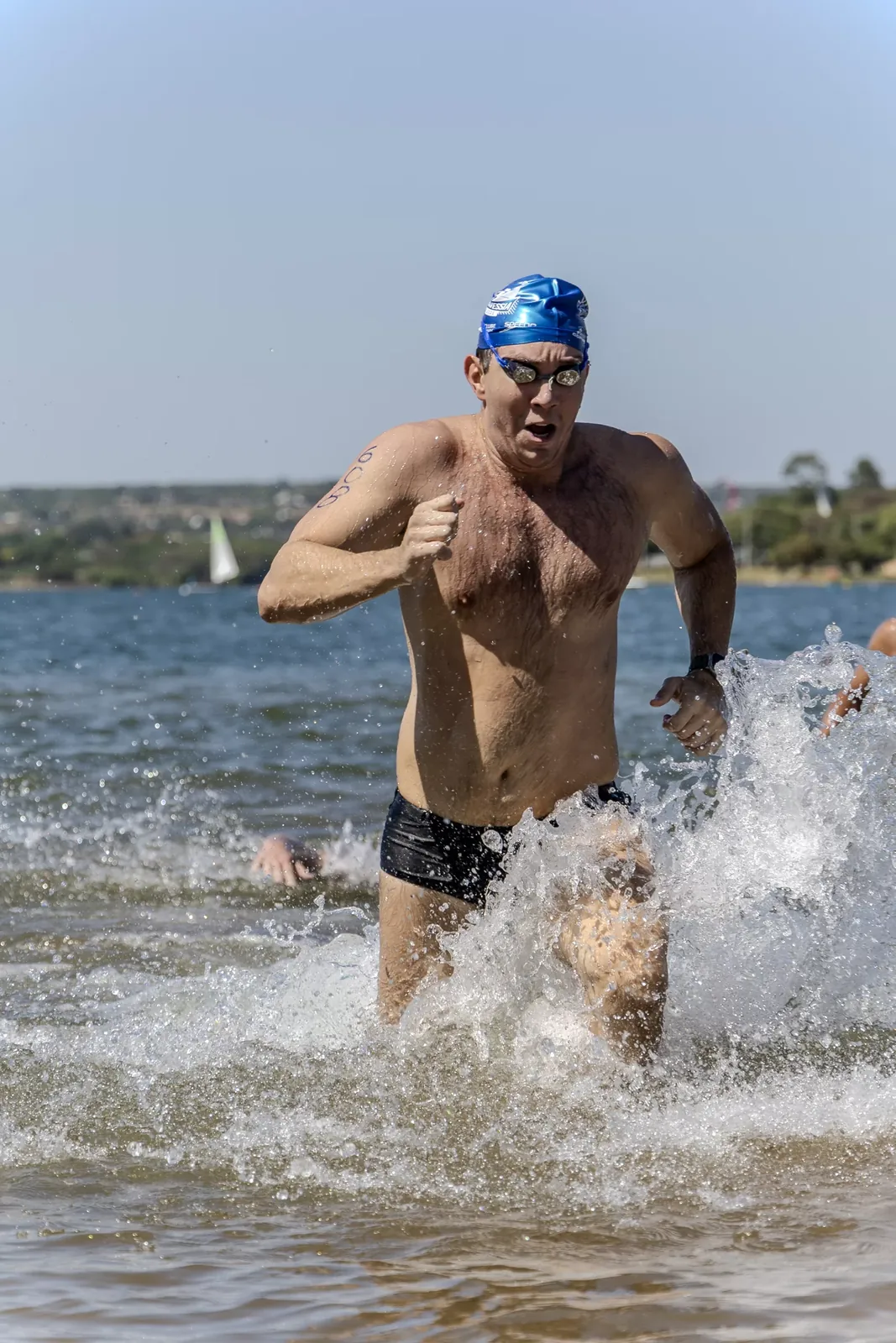 Atleta acelerando na saída da água