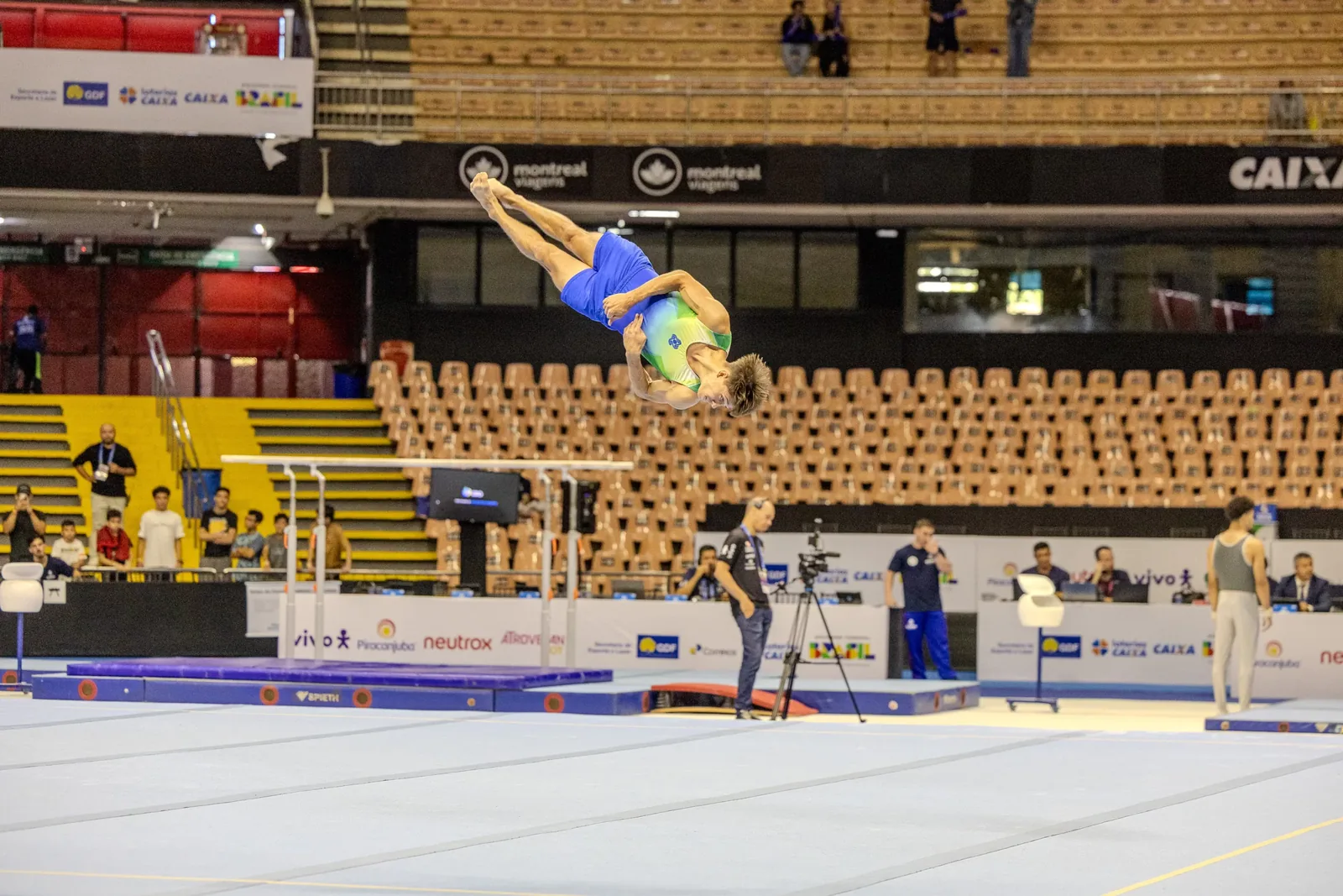 Ginasta em salto durante a série de solo
