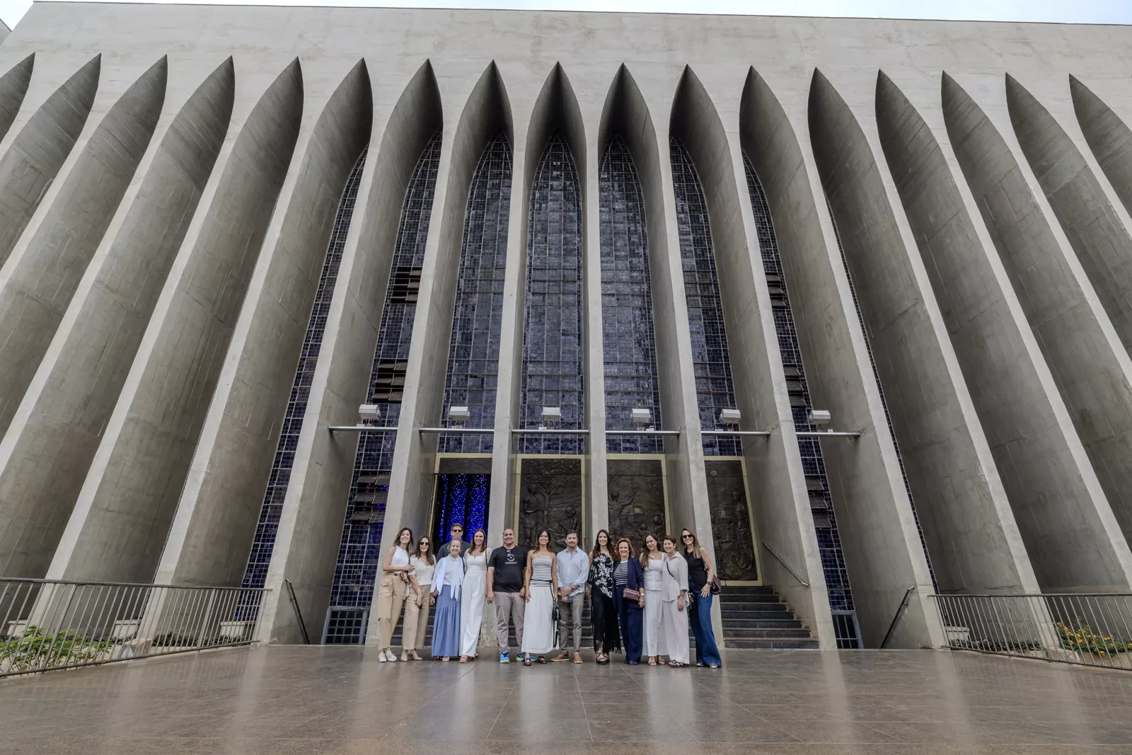 Grupo reunido diante do Santuário Dom Bosco